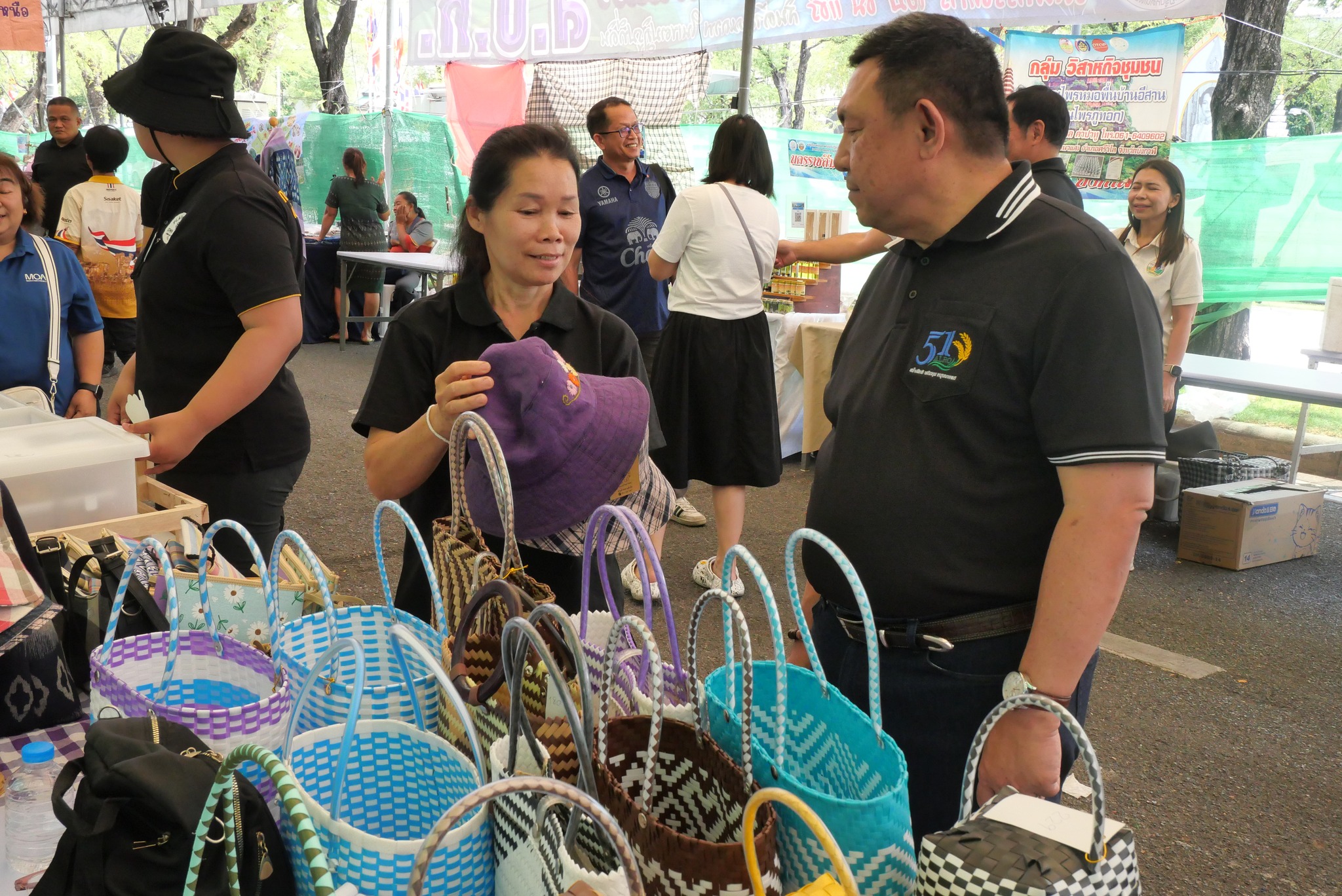 title - เลขาธิการ ส.ป.ก. เยี่ยมทักทายเกษตรกรและซื้อสินค้าในบรรยากาศวันสุดท้ายของการออกร้านขายสินค้า จากเขตปฏิรูปที่ดิน ส่งท้ายงานครบรอบ 51 ปี ส.ป.ก.